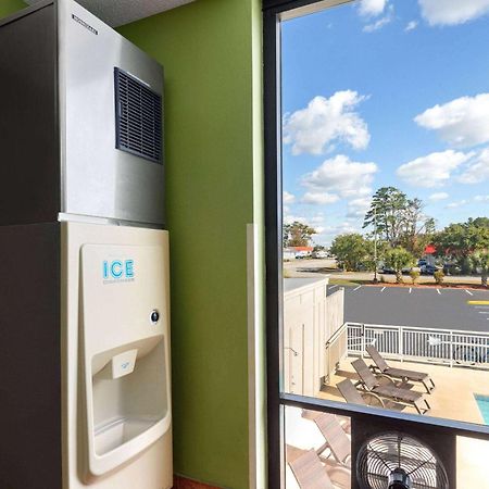Super 8 By Wyndham Myrtle Beach/Market Common Area Bagian luar foto