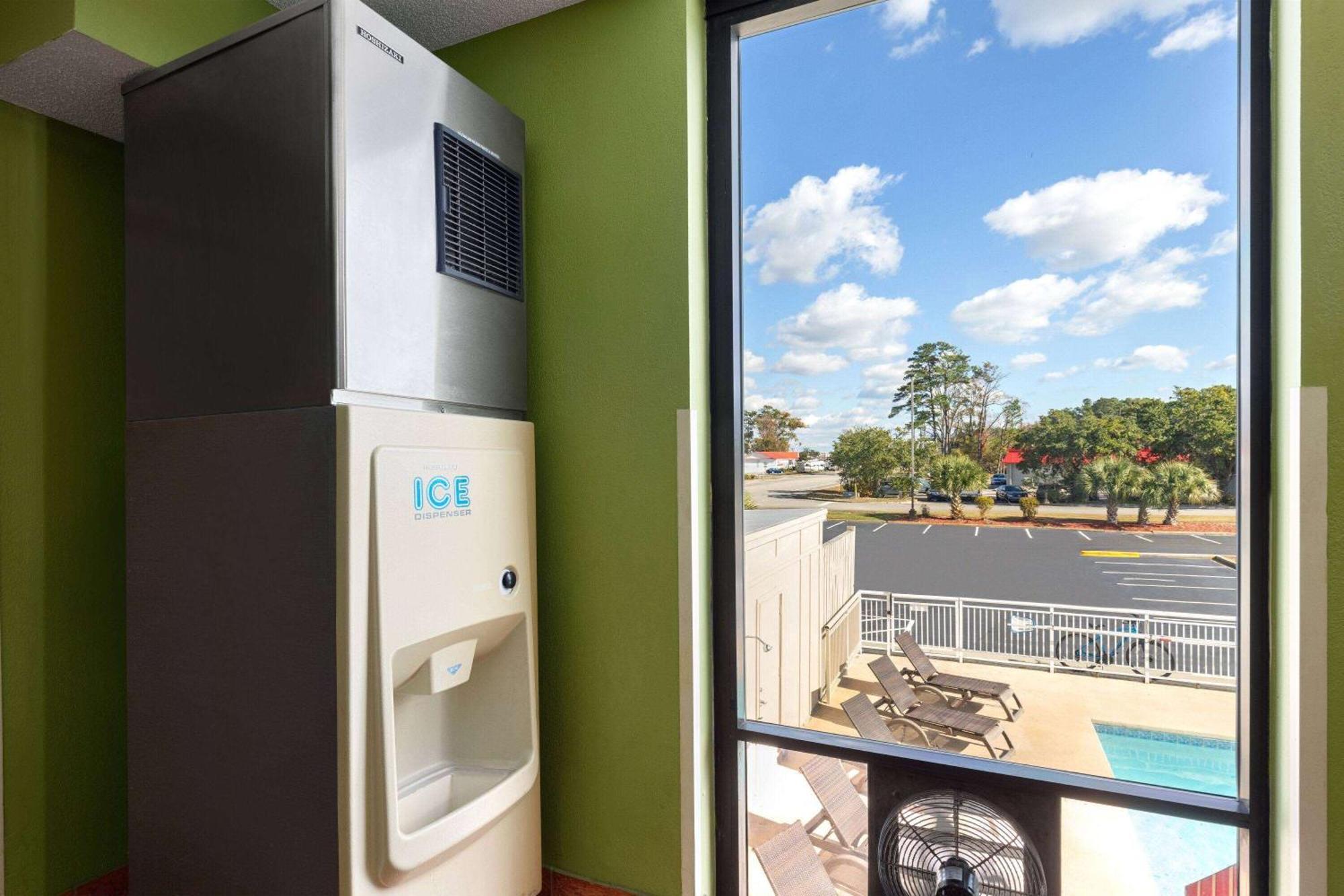 Super 8 By Wyndham Myrtle Beach/Market Common Area Bagian luar foto