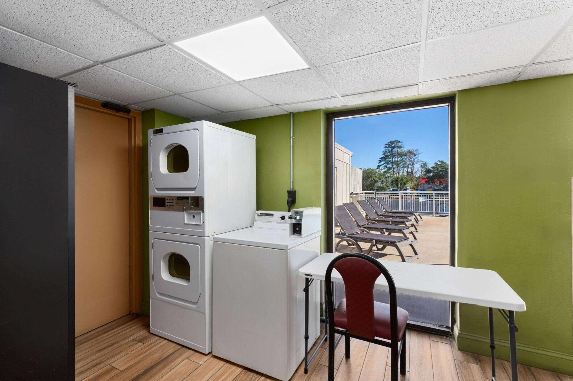 Super 8 By Wyndham Myrtle Beach/Market Common Area Bagian luar foto