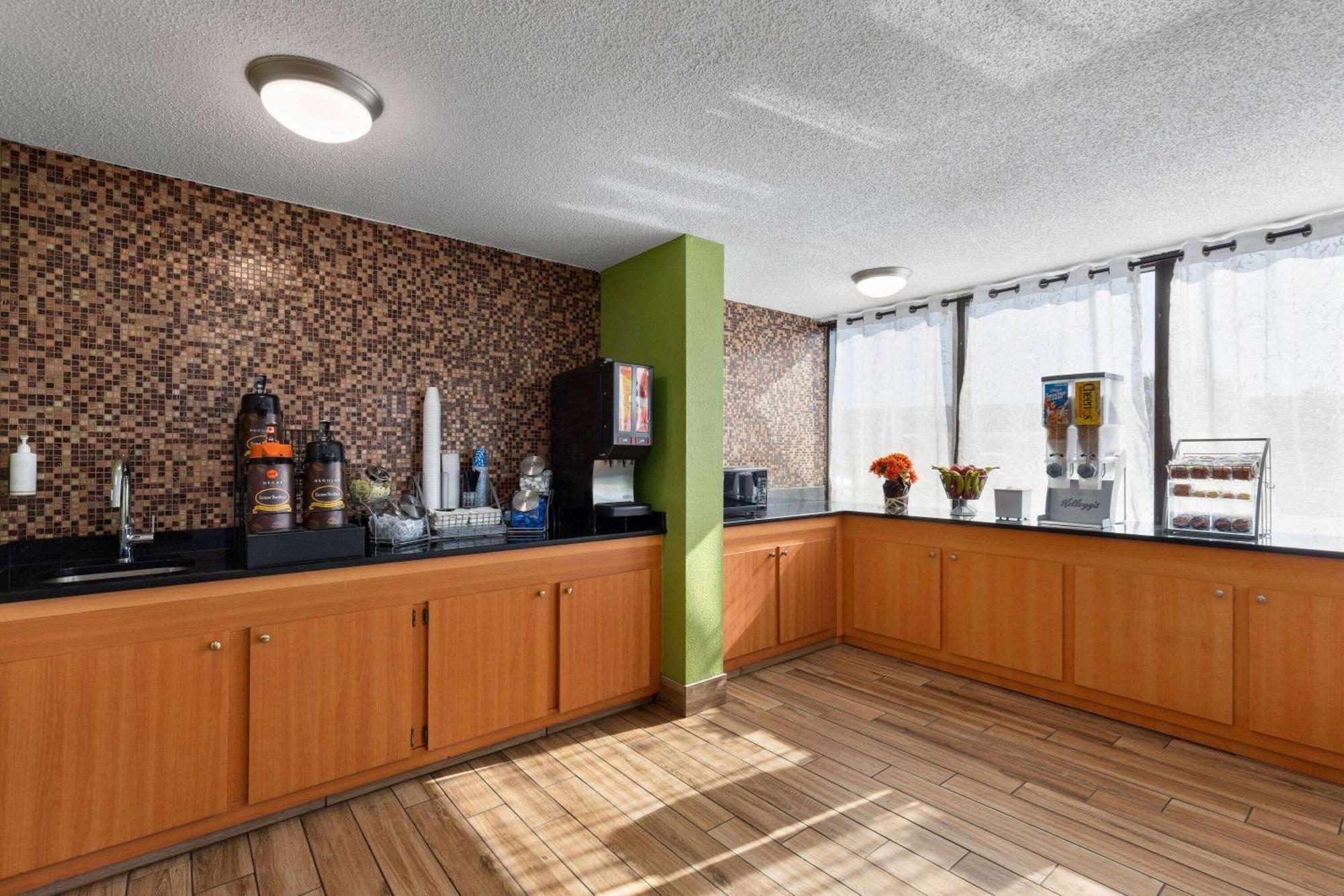Super 8 By Wyndham Myrtle Beach/Market Common Area Bagian luar foto