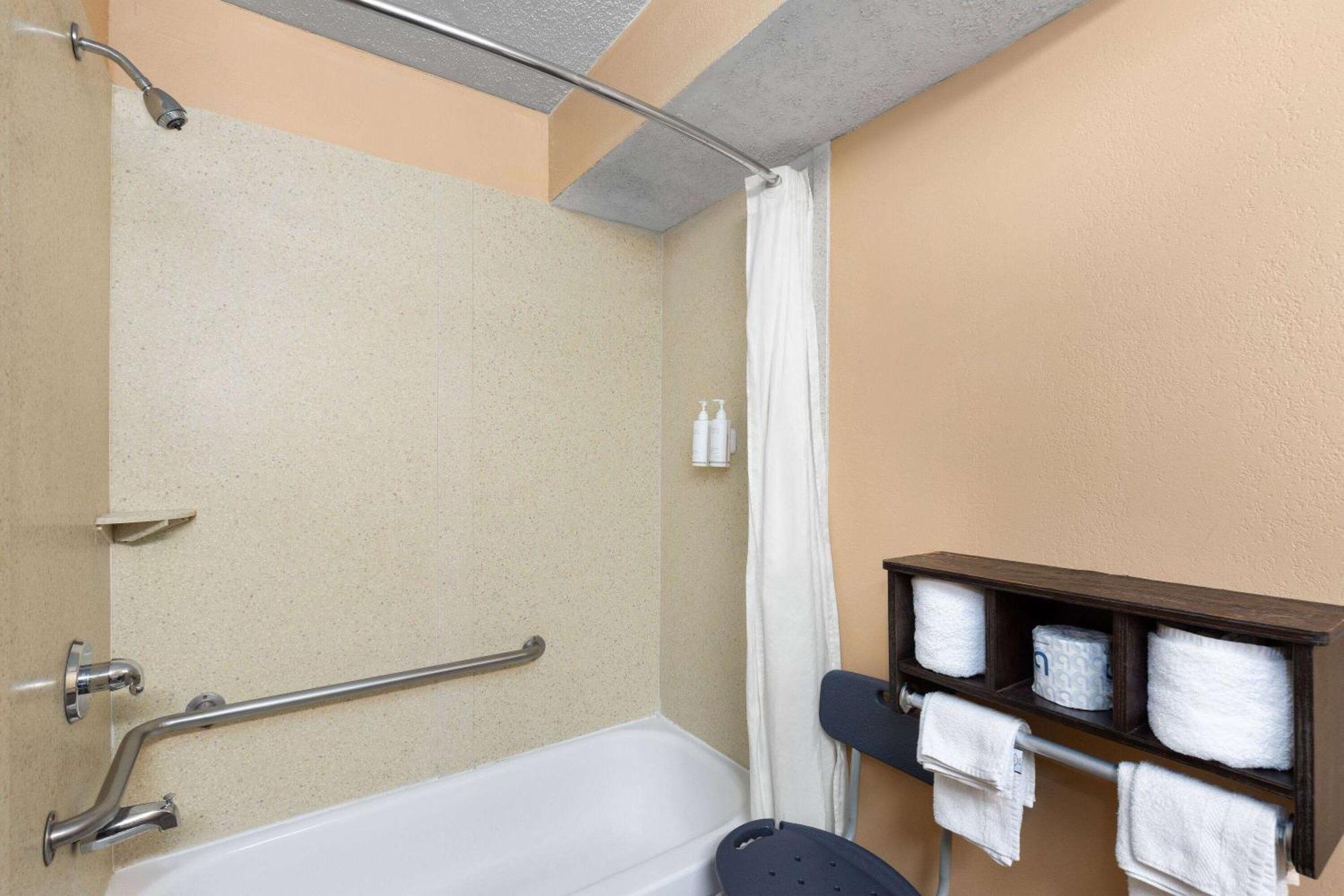 Super 8 By Wyndham Myrtle Beach/Market Common Area Bagian luar foto