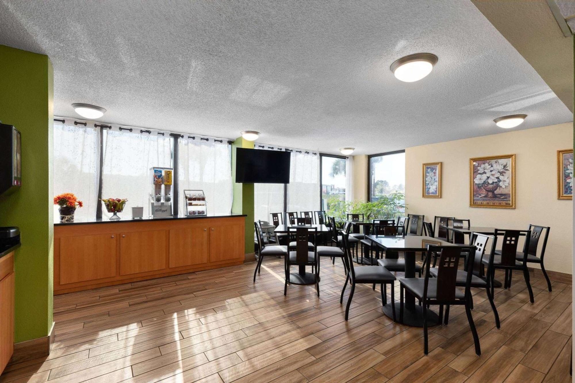 Super 8 By Wyndham Myrtle Beach/Market Common Area Bagian luar foto
